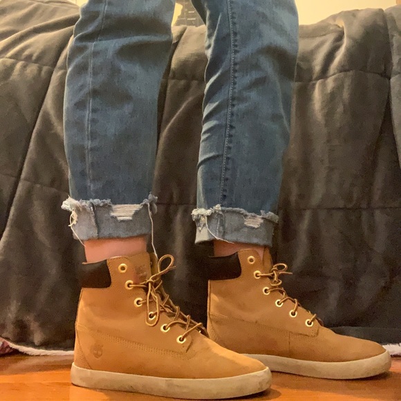 Women’s Timberlands Size 6 - Picture 4 of 6